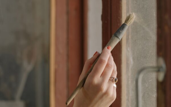 Male vinduskarm og listverk: slik får du pen finish uten søl og striper