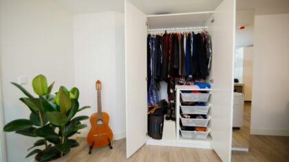 Plassbesparende garderobe: smarte løsninger når du har lite skapplass
