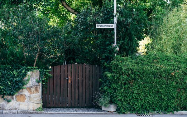 Praktisk grind mot gata: slik får du mer skjermet uteplass uten å stenge utsikten