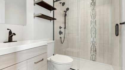 Slik får du bort vond lukt på badet uten å bruke sterke produkter