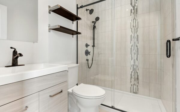 Slik får du bort vond lukt på badet uten å bruke sterke produkter