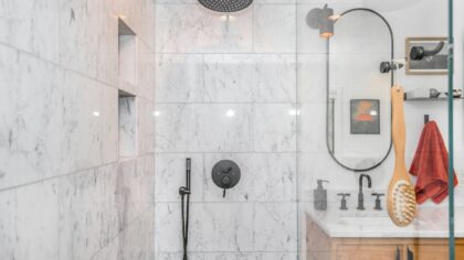Slik fjerner du såperester på badet uten å ødelegge overflatene