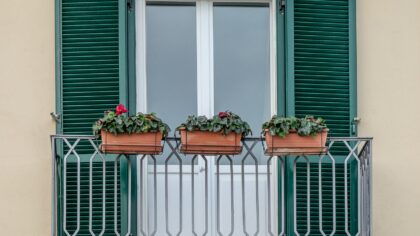 Slik lager du en frodig blomsterkasse langs rekkverket på veranda og terrasse