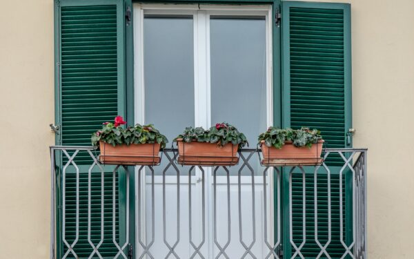 Slik lager du en frodig blomsterkasse langs rekkverket på veranda og terrasse