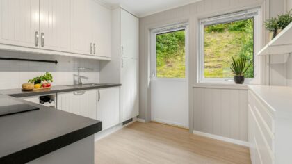 Slik rengjør du mikrobølgeovnen trygt og effektivt uten sterke kjemikalier