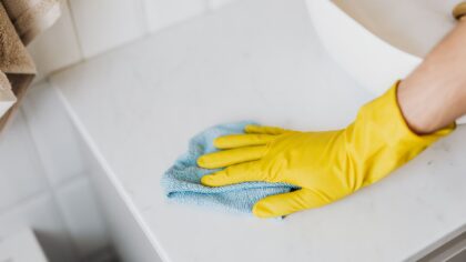 Slik vasker du speil uten striper og skjolder hjemme