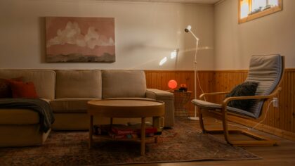 Stemningslys i stua med små midler: slik bruker du lamper og lyskjeder på en smart måte