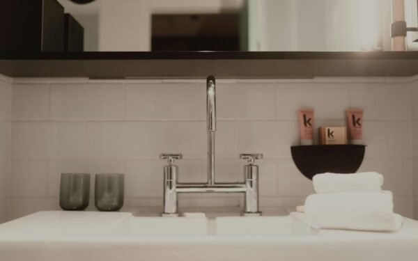 En rolig morgenstund på badet: enkle grep som gir mindre stress og mer ro
