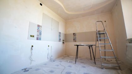Enkel veggfornyelse uten gipsing: slik får du glatte vegger med minst mulig rot