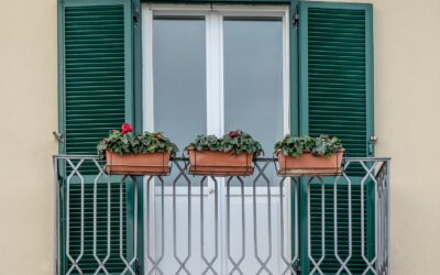 Lettstelte krukker ute: slik lykkes du med grønt og blomster på liten plass