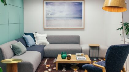 Praktisk veggmaling i stua: fargevalg, glans og grep som gjør rommet mer brukervennlig
