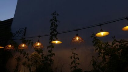 Skyggefull uteplass med sjarm: ideer til planting, møbler og lys