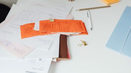 Slik får du kontroll på «papir-kaoset»: enkel plan for post, regninger og viktige dokumenter