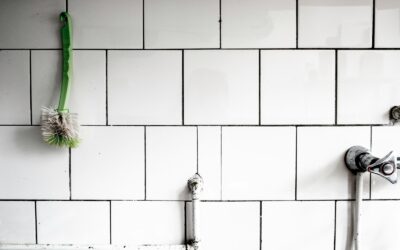 Slik fjerner du såperester på badet uten skrapemerker og unødvendig skrubb