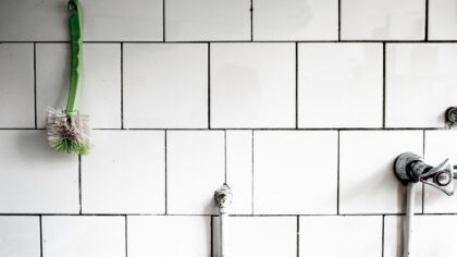 Slik fjerner du såperester på badet uten skrapemerker og unødvendig skrubb