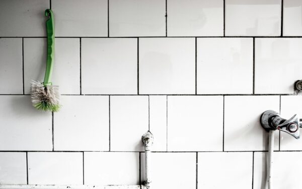 Slik fjerner du såperester på badet uten skrapemerker og unødvendig skrubb