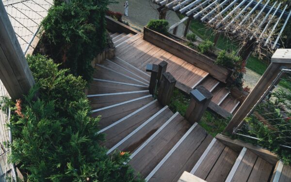 Slik lager du et sittevennlig uterom med nivåforskjeller og trapper