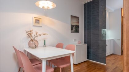 Slik velger du stoler til spiseplassen: komfort, stil og plass på en enkel måte