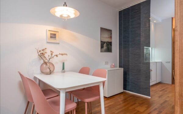Slik velger du stoler til spiseplassen: komfort, stil og plass på en enkel måte