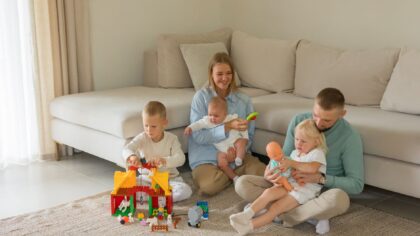 Sommer hjemme med barn: små grep som gir mer lek og færre konflikter